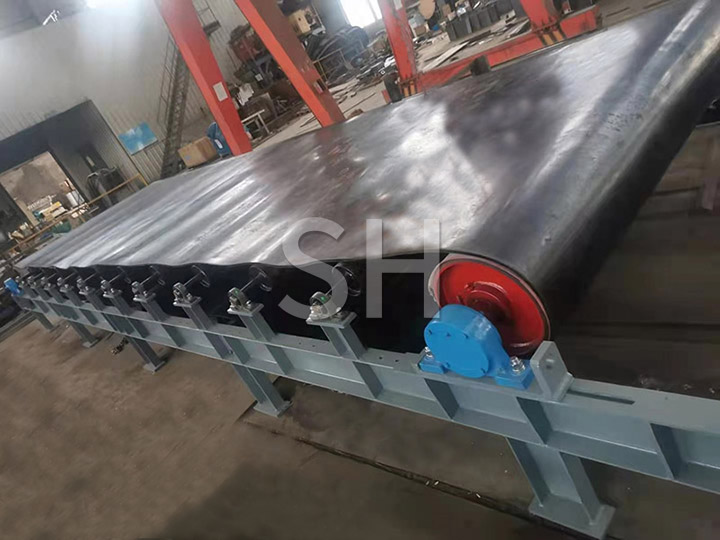 Wide belt conveyor